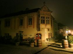 Fotografia notturna del centro storico di Rust, nell'Austria orientale.