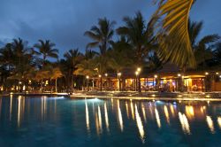 Foto notturna di un resort a Grand Baie, Mauritius - Grazie ai cambiamenti avvenuti nel corso degli anni '70, Grand Baie si è trasformato da un povero villaggio di pescatori in un ...