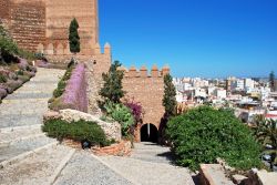 Foto panoramica del castello moresco e dei suoi giardini con sullo sfondo il centro abitato di Almeria, Spagna