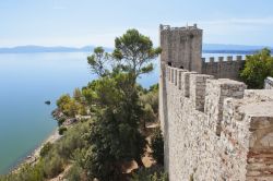 Foto panoramica della fortezza di Castiglione con vista sul Lago Trasimeno, Umbria - Fatta erigiere sui resti di una più antica costruzione della quale rimangono pochi ruderi, la fortezza ...