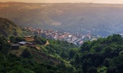 Una foto panoramica di Cervione in Corsica, fotografato dai rilievi montuosi di Cap Corse