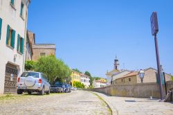 Foto panoramica di una stradina nella parte vecchia di Monselice, Veneto, Italia. Il nome Monselice dovrebbe derivare da "mons silicis" in relazione all'estrazione della pietra ...