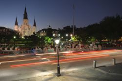 Panorama notturno sulla Cattedrale di St. Louis, New Orleans - Rischiarata solo dalla luce di qualche lampione, la chiesa dedicata a St. Louis appare in tutta la sua imponenza. Per ammirarla ...