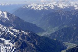 Fotografia aerea del villaggio di Sondalo e della Valtellina durante una giornata primaverile, Lombardia.

