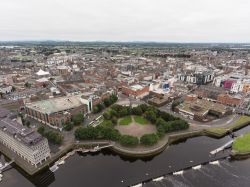 Fotografia aerea della città di Limerick, Irlanda. Palazzi e strade caratterizzano lo skyline di questa città irlandese, la terza più grande del paese. 


