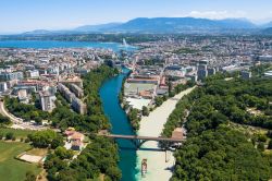 Fotografia aerea di Ginevra, Svizzera. Una bella immagine di Ginevra che la ritrae immersa in una natura rigogliosa 