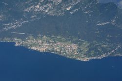 Fotografia aerea di Lierna, sulla costa orientale del Lago di Como, Lombardia
