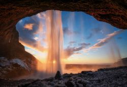 Fotografia al tramonto della cascata Seljalandsfoss in Islanda, una delle attrazioni lungo la Ring Road 1.