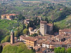 Fotografia area di Asolo, uno dei borghi più belli d'Italia. Si trova in Veneto, nella provincia di Treviso.