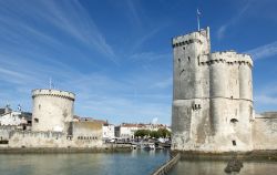 Fotografia autunnale del porto de La Rochelle, Francia. La storia di questa località ha avuto inizio nel X° secolo quando un gruppo di persone si installò su una piccola roccia, ...