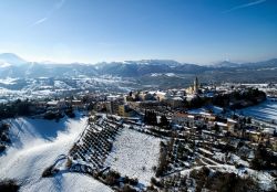 Fotografia con un drone del borgo di Apiro dopo una bella nevicata nelle Marche