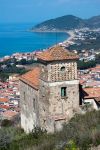 Fotografia dal vecchio villaggio di Castellabate, Campania, Italia. Su colle Sant'Angelo sorge l'antico abitato medievale di Castellabate che conta ben cinque porte di ingresso. La principale ...