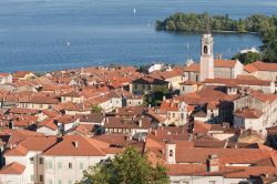 Fotografia dall'alto di Arona e del lago Maggiore, Piemonte - Mete ideali di una gita in giornata, Arona e il lago Maggiore offrono la possibilità di rilassarsi in un contesto decisamente ...