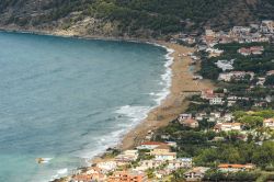 Fotografia dall'alto di Santa Maria di Castellabate, Campania, Italia. Acqua azzurra e sole fanno di questo tratto costiero in provincia di Salerno uno dei più frequentati dai turisti ...