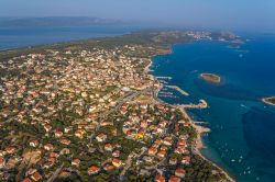 Fotografia dall'elicottero della città di Pakostane, Croazia.

