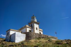 Fotografia del faro di Serifos, Grecia. A fargli da cornice è una natura ancora selvaggia e incontaminata - © Lemonakis Antonis / Shutterstock.com