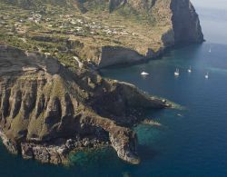 Fotografia della costa di Malfa dall'alto, Salina, Sicilia - Occupa una posizione centrale sulla costa nord dell'isola: Malfa è il più grande fra i tre paesi di questo ...
