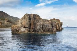 Fotografia della costa di Panarea, Sicilia - Un tipico tratto di costa, frastagliato e con scogli e isolotti, dell'isola siciliana di Panarea © funkyfrogstock / Shutterstock.com