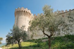 Fotografia della Rocca del Leone a Castiglione del Lago, Umbria - Attualmente il fortilizio è utilizzato per spettacoli folcloristici e teatrali durante l'estate © Mi.Ti. / Shutterstock.com ...