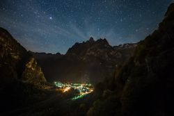 Una pittoresca fotografia della Val Masino by night, Lombardia. La vallata si innalza a 787 metri sul livello del mare.



