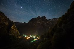 Una pittoresca fotografia della Val Masino by night, Lombardia. La vallata si innalza a 787 metri sul livello del mare.


