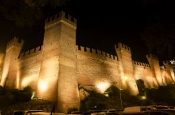 Fotografia delle mura illuminate del Castello di Gradara nelle Marche - © ANTONIO TRUZZI / Shutterstock.com