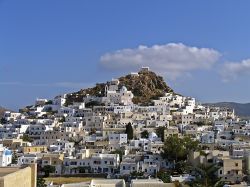 Fotografia dell'isola di Ios, Grecia. Questo tipico insediamento pittoresco delle Cicladi si presenta con case bianche, vicoli stretti e mulini a vento.


