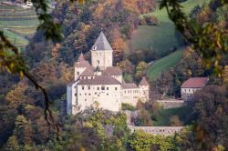 Una suggestiva veduta di Castel Forte in autunno, Trentino Alto Adige. Siamo nei pressi di Castelrotto nell'Alpe di Siusi, paesino circondato dal parco naturale dello Scillar, nella catena ...