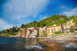 Fotografia di Varenna, Lombardia. Situata sulla costa orientale del lago di Como, Varenna è uno dei luoghi più importanti e caratteristici del Lario - © anouk3 / Shutterstock.com ...