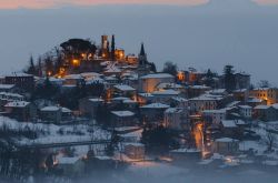 Fotografia di Vernasca in inverno dopo una nevicata in Appennino