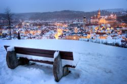 Fotografia invernale del castello Hohenzollern a Sigmaringen, Germania - Un'abbondante nevicata ricopre le colline che si affacciano sull'antico centro cittadino dove si possono ammirare ...