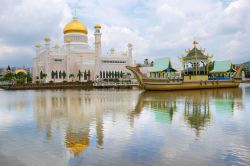 Moschea e barca cerimoniale, Brunei - A ridosso della laguna su cui sorge la moschea Omar Ali Saifuddien si trova la riproduzione della barca del XVI° secolo utilizzata dall'allora sultano ...