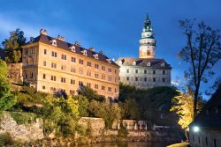 Immagine notturna del Castello di Cesky Krumlov, Repubblica Ceca: il fascino di un'antica dimora reale in tutto il romanticismo della notte - il bellissimo castello medievale di Cesky Krumlov, ...