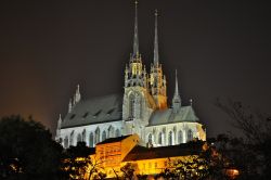 Fotografia notturna della Cattedrale di Brno in Repubblica Ceca - © kohy/ Shutterstock.com