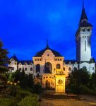 Fotografia notturna di una chiesa a Turda in Romania - © Xseon / Shutterstock.com