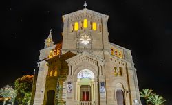 Fotografia notturna del Santuario di Ta Pinu a Gharb, isola di Gozo, Malta - © visitgozo.com