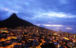 Fotografia notturna di Città del Capo, Africa del Sud - Se quando c'è il sole la Città del Capo si tinge di tinte calde e tenui, quando arriva l'ora notturna non ...