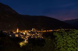 Fotografia notturna del borgo di Pacentro in Abruzzo