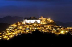 Fotografia notturna del borgo storico di Montalbano Elicona in Sicilia - © pagina facebook
