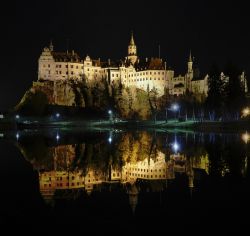 Fotografia notturna del castello di Sigmaringen, Germania - Illuminato dalle luci del parco, il castello della città tedesca appare come una vera e propria cartolina. Il maniero medievale ...
