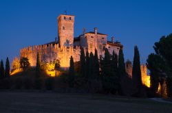 Fotografia notturna del Castello di VIllalta a Fagagna - © Mario Saccomano / Shutterstock.com