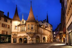 Fotografia notturna del centro di Nauchatel e della Maison des Halles in Svizzera - © Mihai-Bogdan Lazar / Shutterstock.com