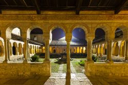 Fotografia notturna del chiostro dell'Abbazia di Santa Maria di Senavalle a Follina, borgo storico del Veneto