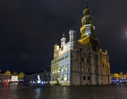 Fotografia notturna del Municipio di Poznan, Polonia - Sorge nel centro della Stary Rynek il palazzo municipale di Poznan, detto Ratusz. Di particolare pregio è la bella loggia di Giovanni ...