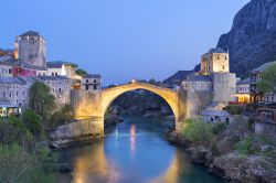 Fotografia notturna del Ponte di Mostar il simbolo della città della Bosnia Erzegovina