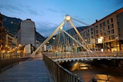 Fotografia notturna del ponte pedonale e di edifici, Andorra. Un bel panorama notturno della città, soprannominata la "capitale dei Pirenei" - © Valery Bareta / Shutterstock.com ...