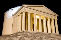 Fotografia notturna del tempio di Canova e Possagno - © elleon / Shutterstock.com