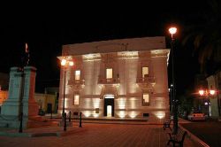 Fotografia notturna dell'ex municipio di San Ferdinando di Puglia - © Vania91, CC BY-SA 3.0, Wikipedia