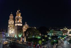 Fotografia notturna della cattedrale di Morelia, Messico. Situato nella piazza principale della città, questo edificio religioso è caratterizzato da vari stili architettonici e ...