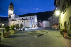 Fotografia notturna della Chiesa di San Martino a Tirano in Valtellina - © Ana del Castillo / Shutterstock.com